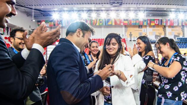 Video: An Indian Chess player proposed a Colombian grandmaster and she said “Yes”