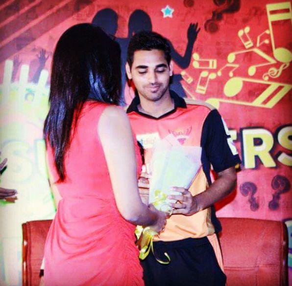 Bhuvneshwar Kumar spotted with his girlfriend.