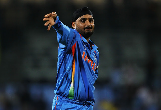 Video: Harbhajan Singh exposes an Airline staff for eating passengers food
