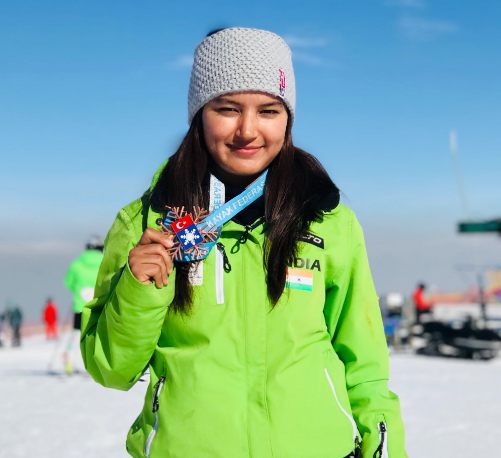 Aanchal Thakur waves Indian tricolor in skiing. | Digitalsporty.com