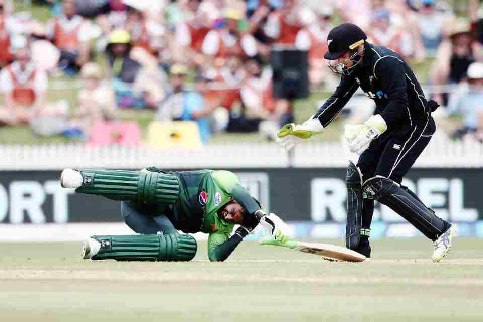 Shoaib Malik hit on the head firmly, shows signs of delayed concussion.
