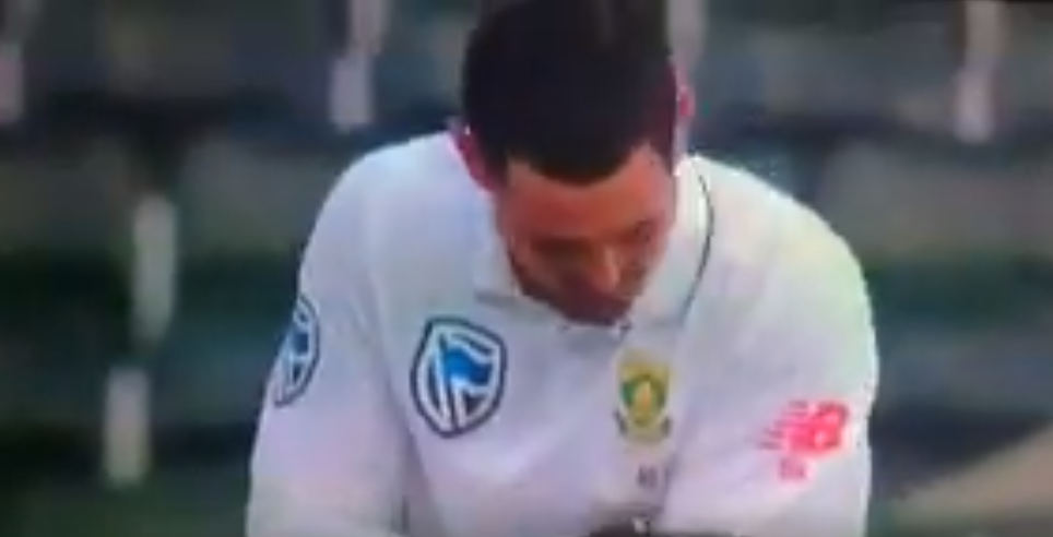 Watch: Quinton de Kock misses stumping because of a bee