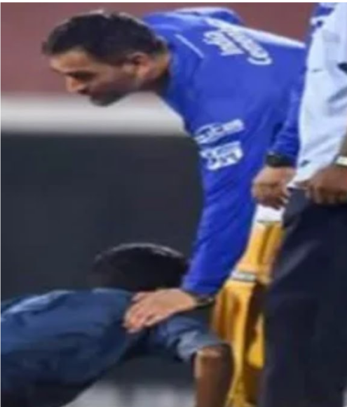 Video: A fan touches the feet of MS Dhoni as he enters the ground.