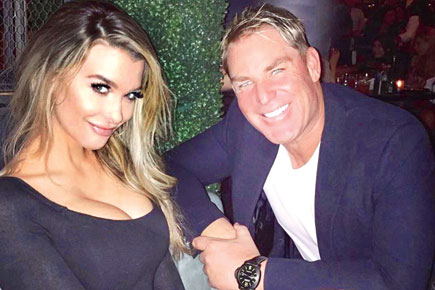 Shane Warne indulged in naughty messages with a girl on "Tinder"