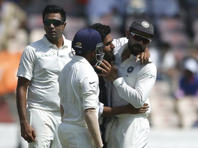 Video: A passionate fan breach the security to take a selfie with Virat Kohli