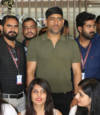MS Dhoni spotted with a brand new look at Jaipur airport, watch video